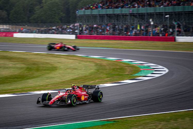 Carlos Sainz vor Charles Leclerc