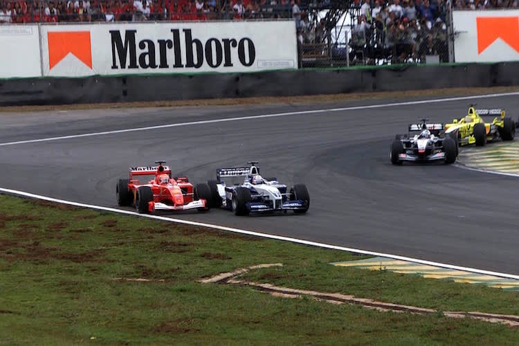 Juan Pablo Montoya attackiert in Interlagos 2001 Michael Schumacher