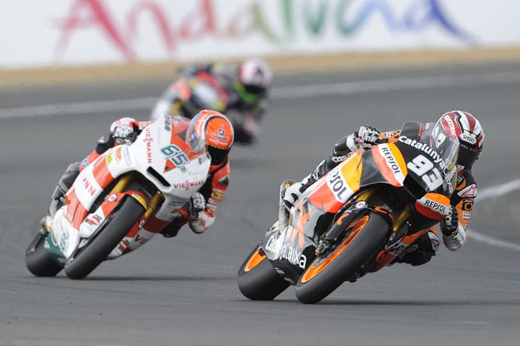 Marc Marquez fährt vor WM-Leader Stefan Bradl