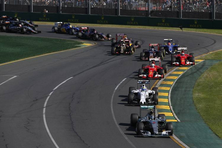 Beim Start rasselte Carlos Sainz ins Ferrari-Heck und erklärte hinterher: «Sorry, ich habe meine Lektion gelernt»