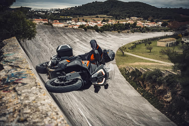 Der KTM 1290 SUPER ADVENTURE liegt jedes Terrain