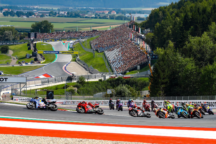 Einige Tribünenplätze blieben leer