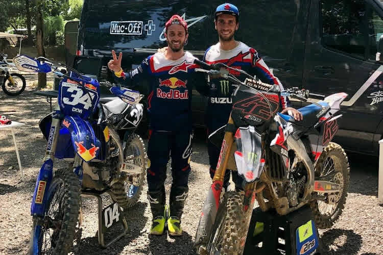 Posierten für ein Erinnerungsbild: Andrea Doviziso und Alex Rins in Dorno
