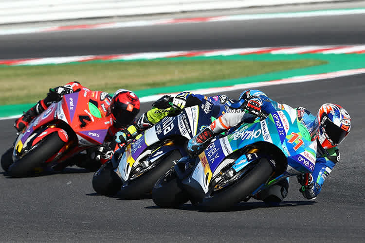 Matteo Ferrari (vorne) führt den MotoE-Weltcup 2019 an