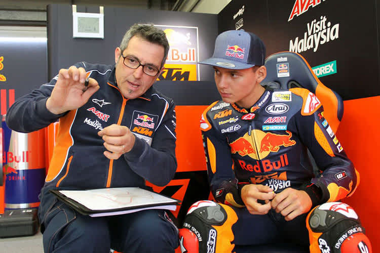 Bo Bendsneyder in der Box des Teams Red Bull KTM Ajo