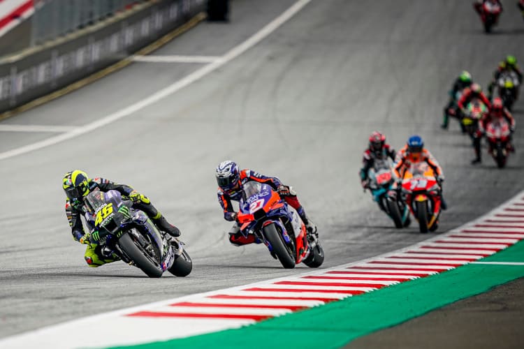 Valentino Rossi gefolgt von Iker Lecuona