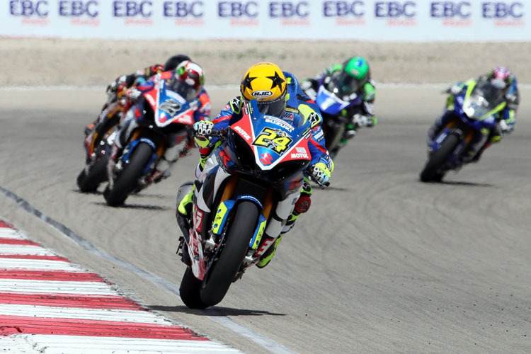 Toni Elias (24) hat hier bereits die Führung übernommen