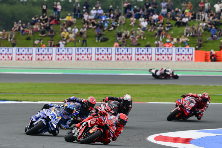 In der Anfangsphase: Marc vor Alex Marquez, Quartararo, Bezzecchi und Bagnaia