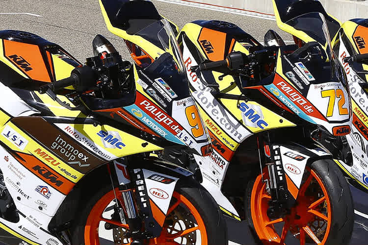 Das Freudenberg-Team hält die KTM-Fahne hoch