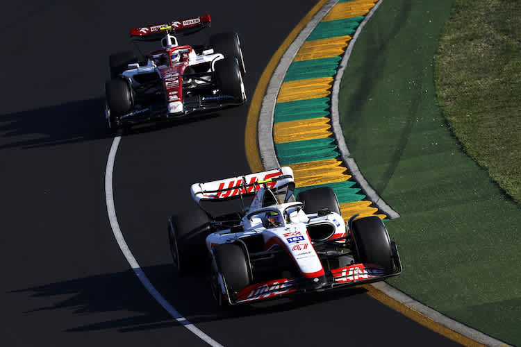 Mick Schumacher (Haas) vor Guanyu Zhou (Alfa Romeo)