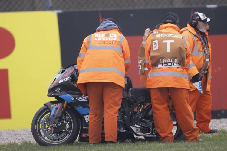 Die BMW von Tom Sykes nach dem Sturz