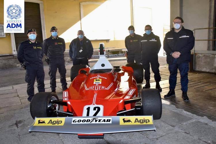 Die stolzen Beamten mit ihrem Fang