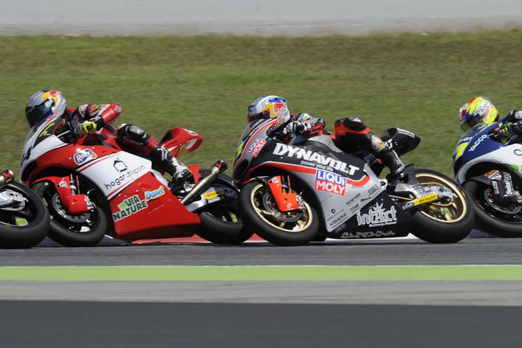 Barcelona-GP 2014, erste Kurve: Folger (vorne) wird von Cortese touchiert