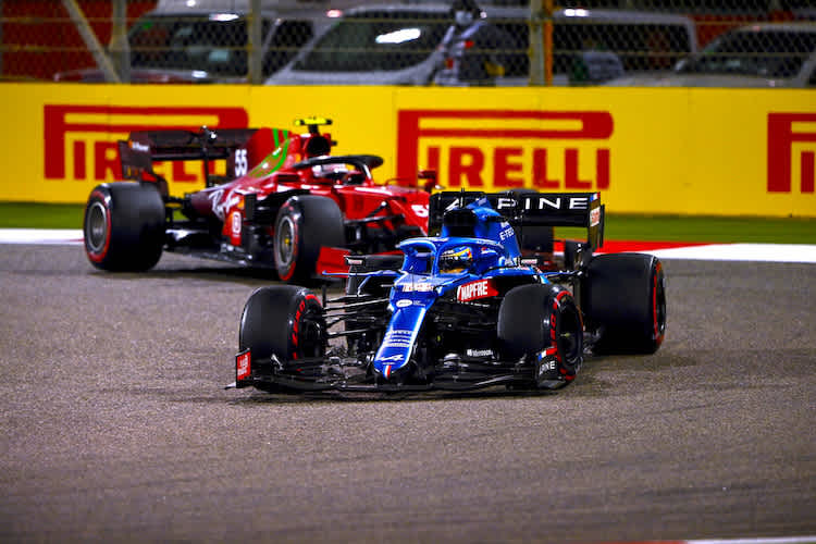 Fernando Alonso (Alpine) vor Carlos Sainz (Ferrari)