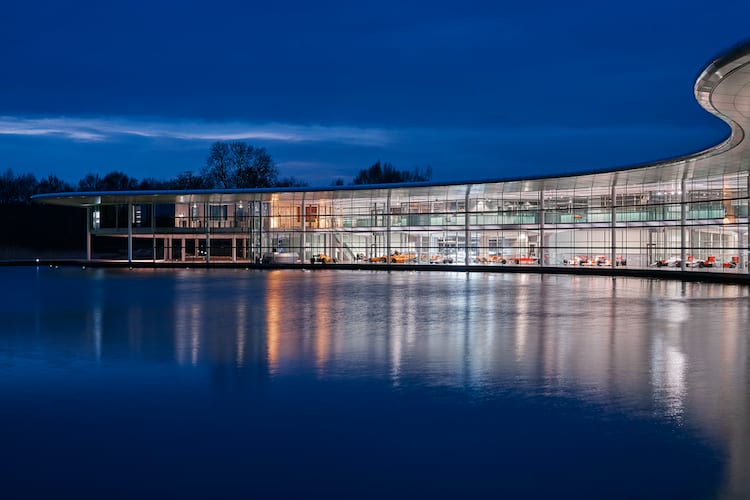 Das McLaren-Rennwagenwerk in Woking