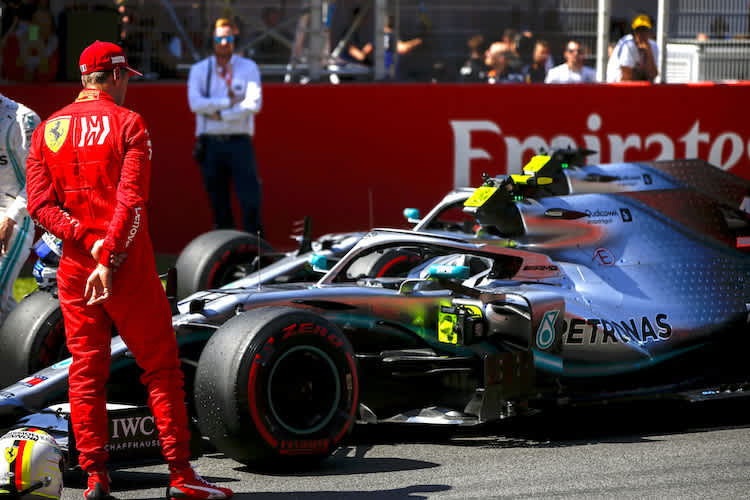 Sebastian Vettel und ein langer Blick auf die Silberpfeile