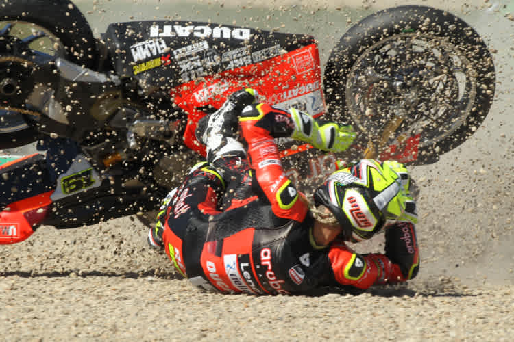 Wie weit ein Motorrad bei einem Sturz fliegt, hängt auch vom Gewicht ab