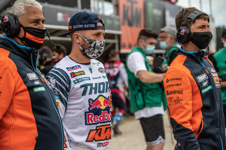 Für Tony Cairoli (hier mit Claudio und Davide De Carli)  gibt es in Faenza nur einmal Publikum