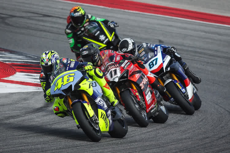 Valentino Rossi (46) vor einer Superbike-Meute mit Bulega, Gardner und Bassani