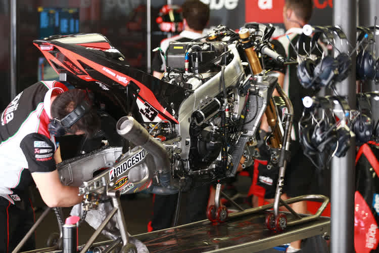 Werks-Aprilia RS-GP: Bautista hält beim achten Motor, Bradl beim neunten, zwölf sind erlaubt pro Fahrer und Saison 