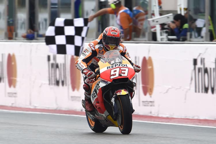 Marc Márquez stürmte auf nasser Piste zum Sieg  