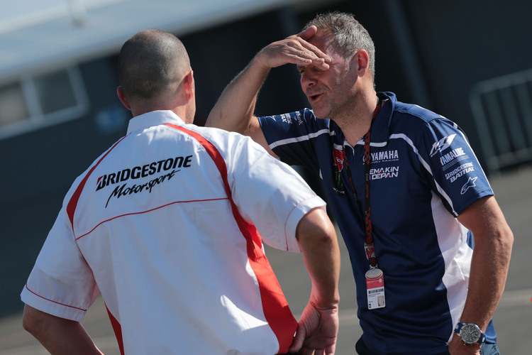 Wilco Zeelenberg (re.) im Gespräch mit Bridgestone-Techniker Pit Baumgartner