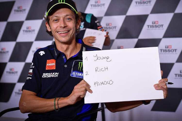«Jung, reich und berühmt»: Mit dieser Tafel sorgte Valentino Rossi für Lacher