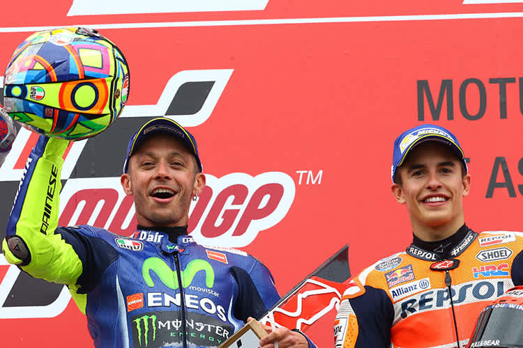 Zwei Generationen teilen sich das Podest: Valentino Rossi und Marc Márquez