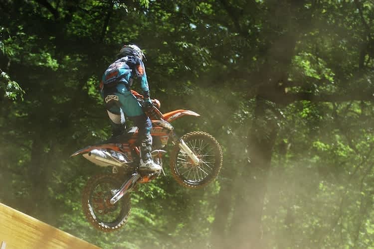 Henry Jacobi fährt in der Master-Klasse mit 250ccm gegen die stärkere 450er-Bikes