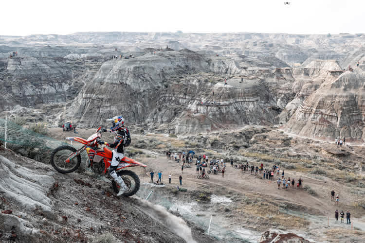 Sieger Mani Lettenbichler in der mondähnlichen Landschaft in Kanada