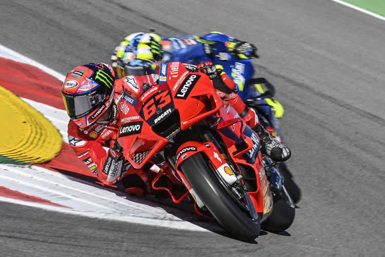 Pecco Bagnaia vor Joan Mir