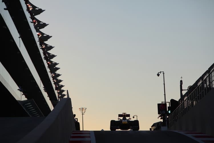 Vettel taucht in die Dämmerung.