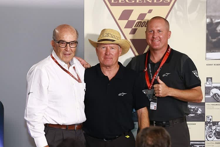 Dorna-CEO Carmelo Ezpeleta mit Kenny Roberts sen. und Kenny Roberts jun.