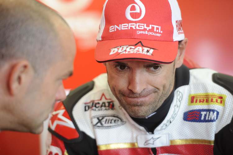 Carlos Checa ist bei seinem Sturz hart mit dem Kopf aufgeschlagen