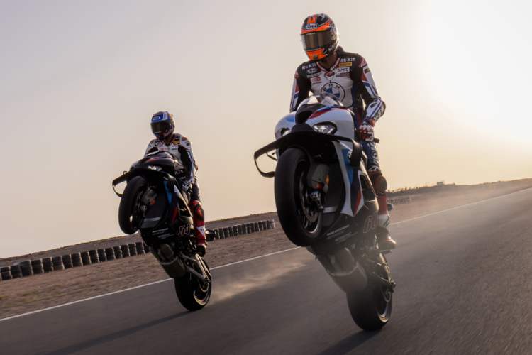 Michael van der Mark (re.) und Toprak Razgatlioglu mit der neuen BMW M1000RR