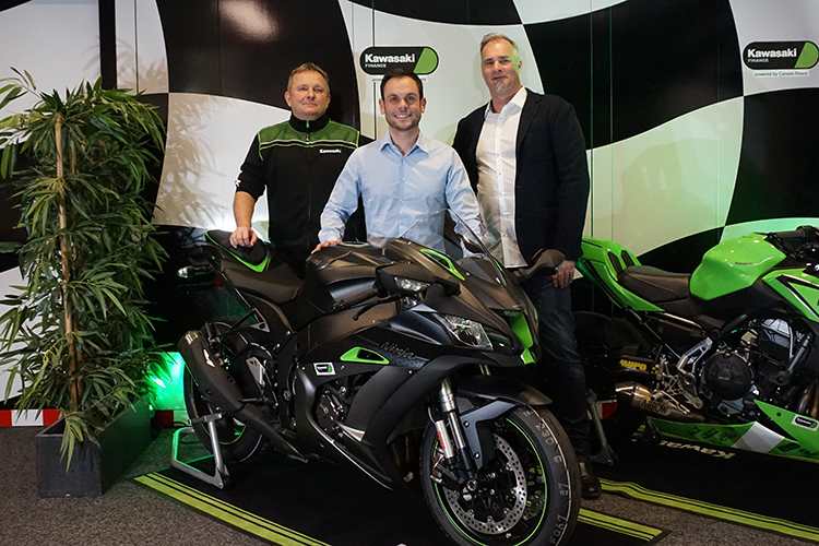 Sandro Cortese (Mitte) bei Kawasaki Deutschland: Dieses Bild entstand vor der Coronakrise