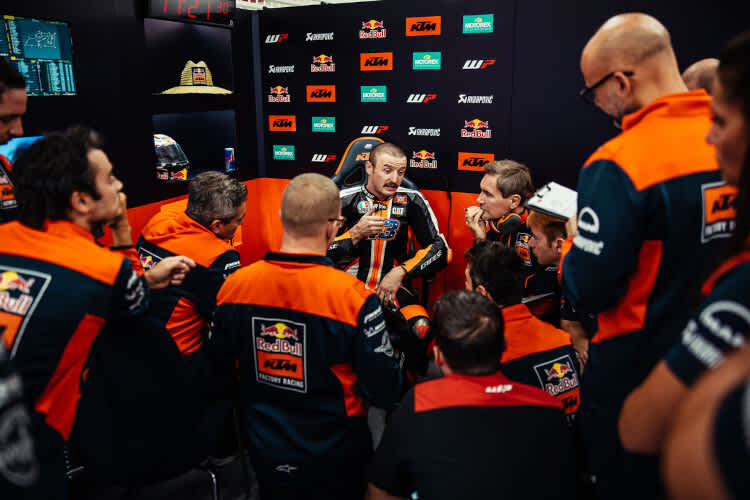 Blick in die Miller-Box in Valencia: Giribuola sitzt dem Fahrer genau gegenüber