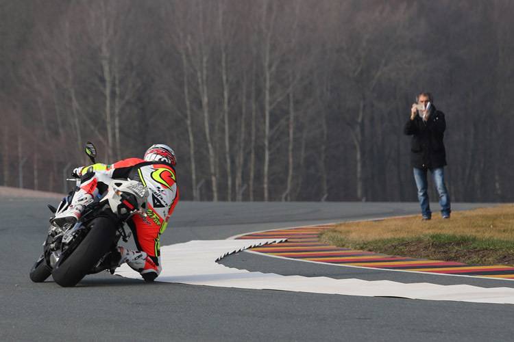 Ex-Champions Loris Capirossi (auf Motorrad) und Franco Uncini (re.) bei der Arbeit: Die mobilen Kerbs sorgen für neue Ideallinie in Kurve 11