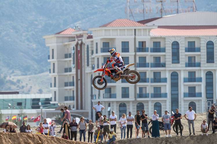 Jeffrey Herlings gewann vor vereinzelten Zuschauern das Qualifikationsrennen zur WM-Premiere in der Türkei