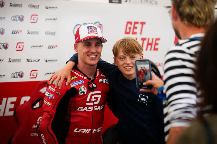 Schon in Goodwood war die Freude bei Pol Espargaró und seinen Fans groß