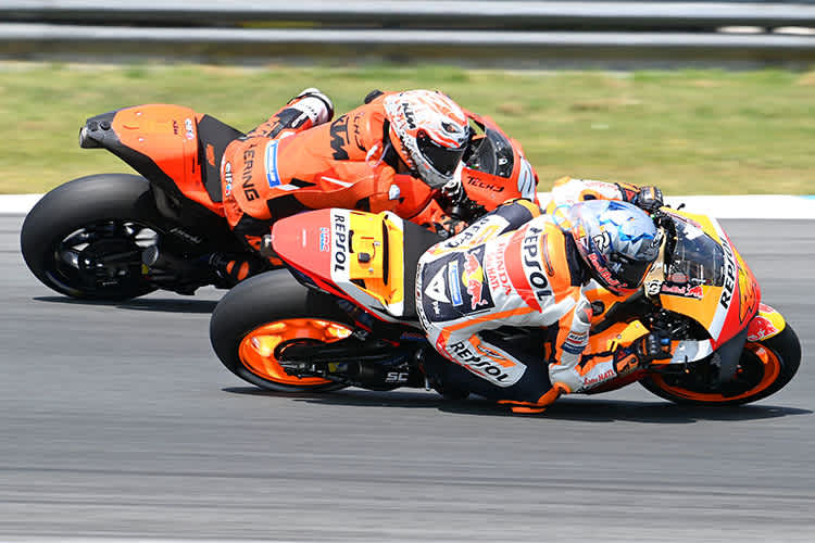 Pol Espargaró (innen) musste sich im Rennen sogar gegen KTM-Pilot Iker Lecuona wehren