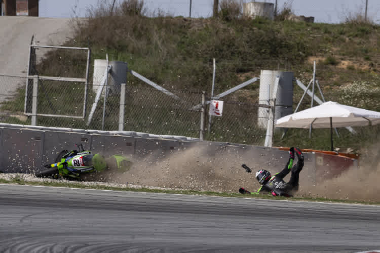 Einige Streckenbegrenzungen in Barcelona stehen sehr nahe – wie beim Sturz von Alex Lowes zu sehen