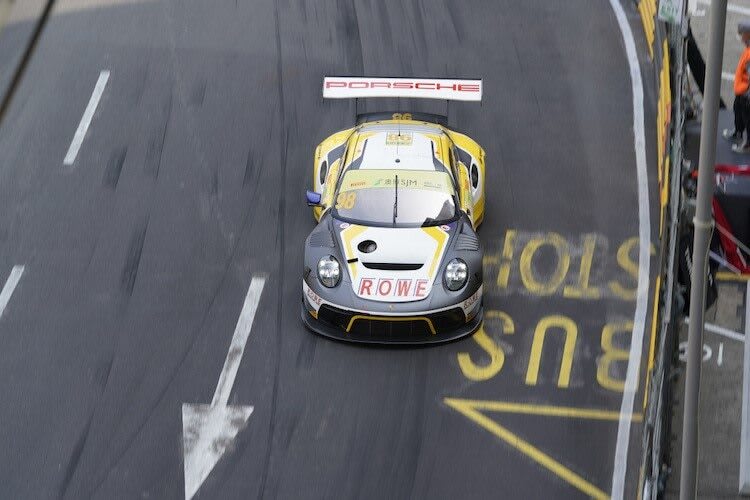 Rowe hat einen Porsche in der Werkstatt stehen