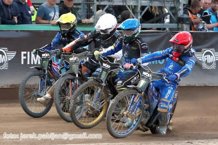 Bartosz Zmarzlik (rot) ging im Finale vom Start weg in Führung