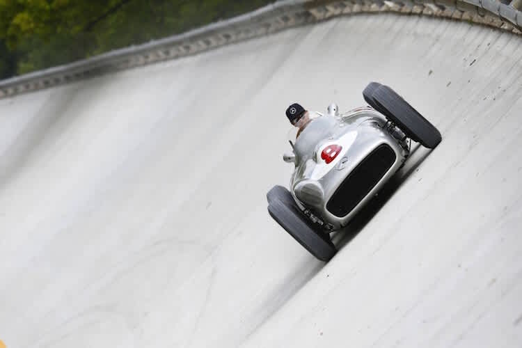 Lewis Hamilton in der Steilwand