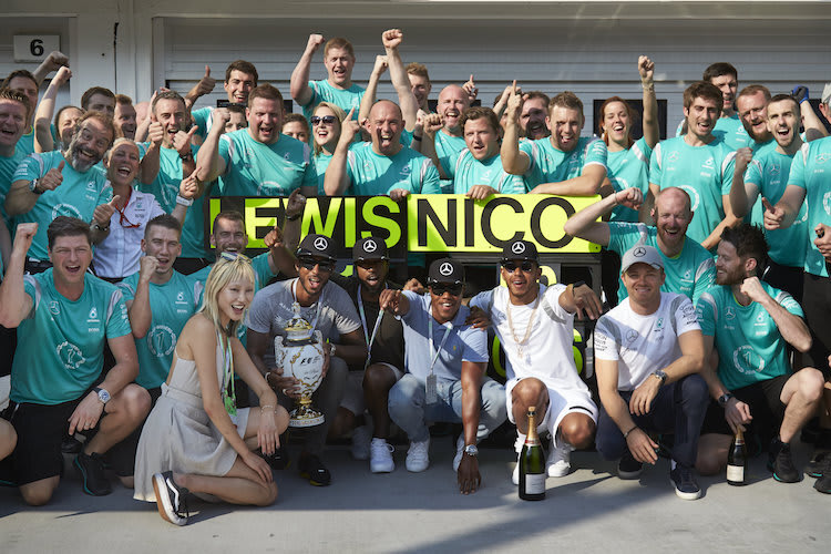 Siegesfeier bei Mercedes-Benz