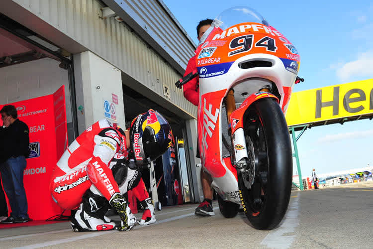 Jonas Folger macht sich für das Qualifying bereit