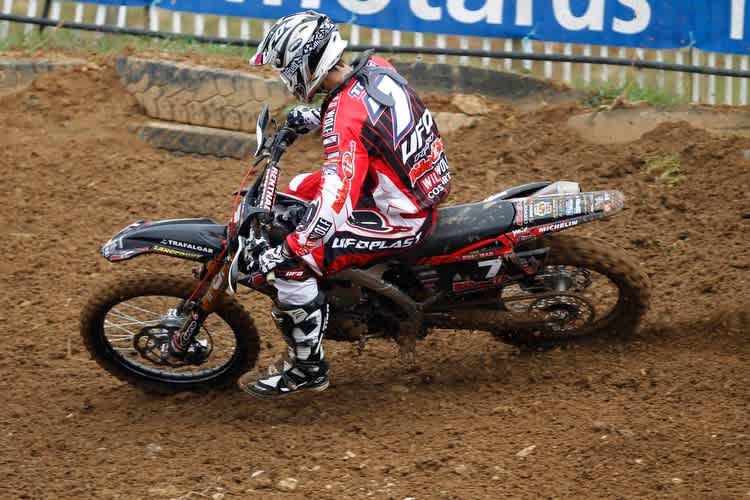 Arnaud Tonus führt die britische MX2-Meisterschaft an.