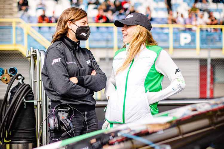 Laura Müller mit Sophia Flörsch