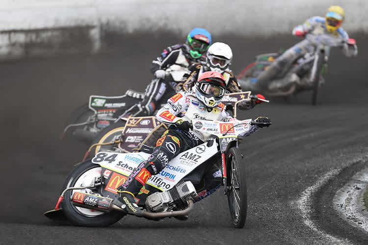 Martin Smolinski (vorne) ist zum achten Mal Champion